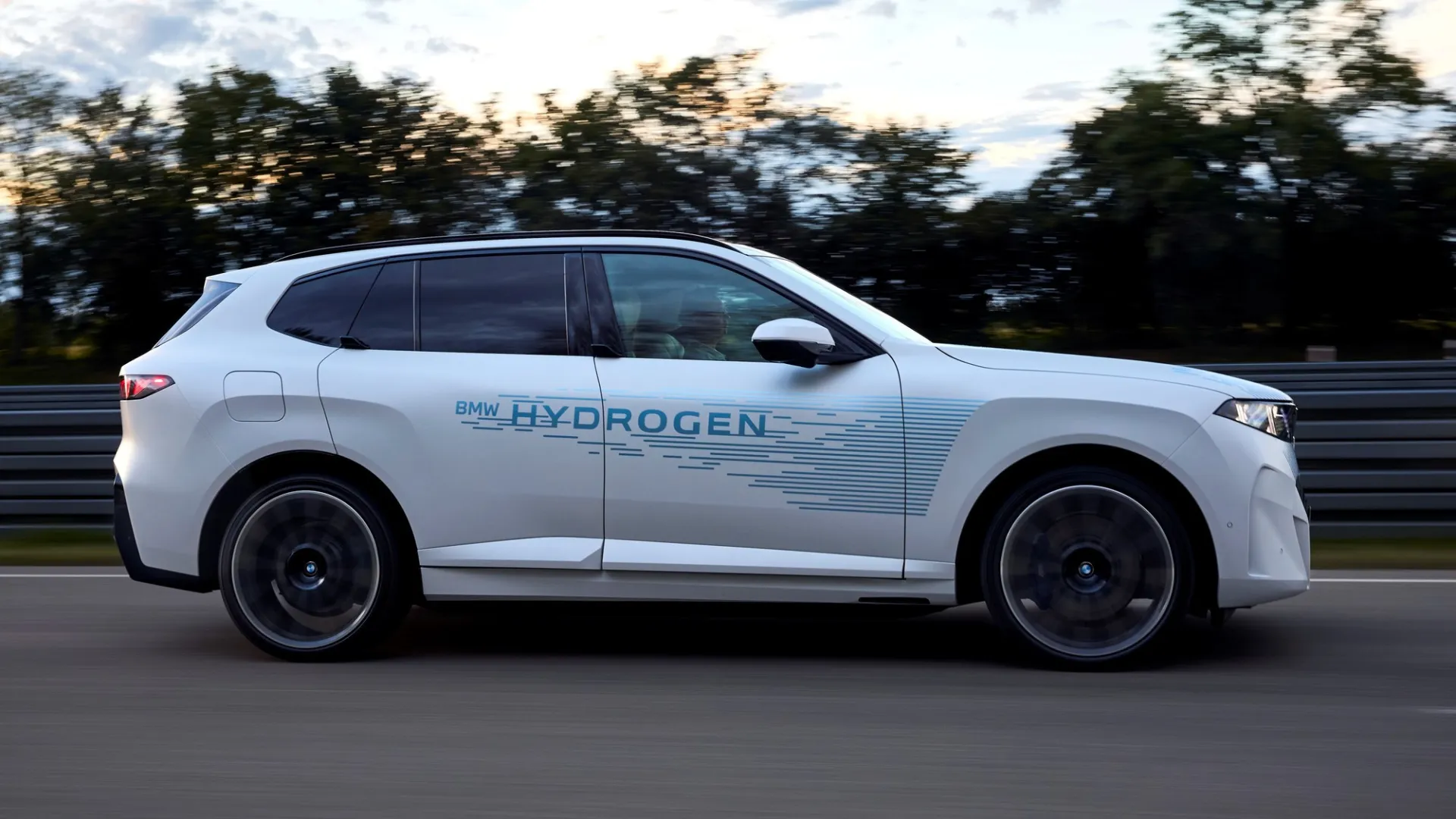 Vandeniliu varomas „BMW iX5 Hydrogen“ nusimetė kamufliažą: serijinis debiutas numatytas 2028 m.