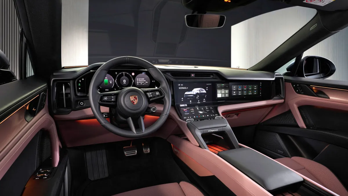 Naujos inovacijos „Porsche Cayenne Electric“: garso masažas, išmaniosios durys ir belaidis įkrovimas