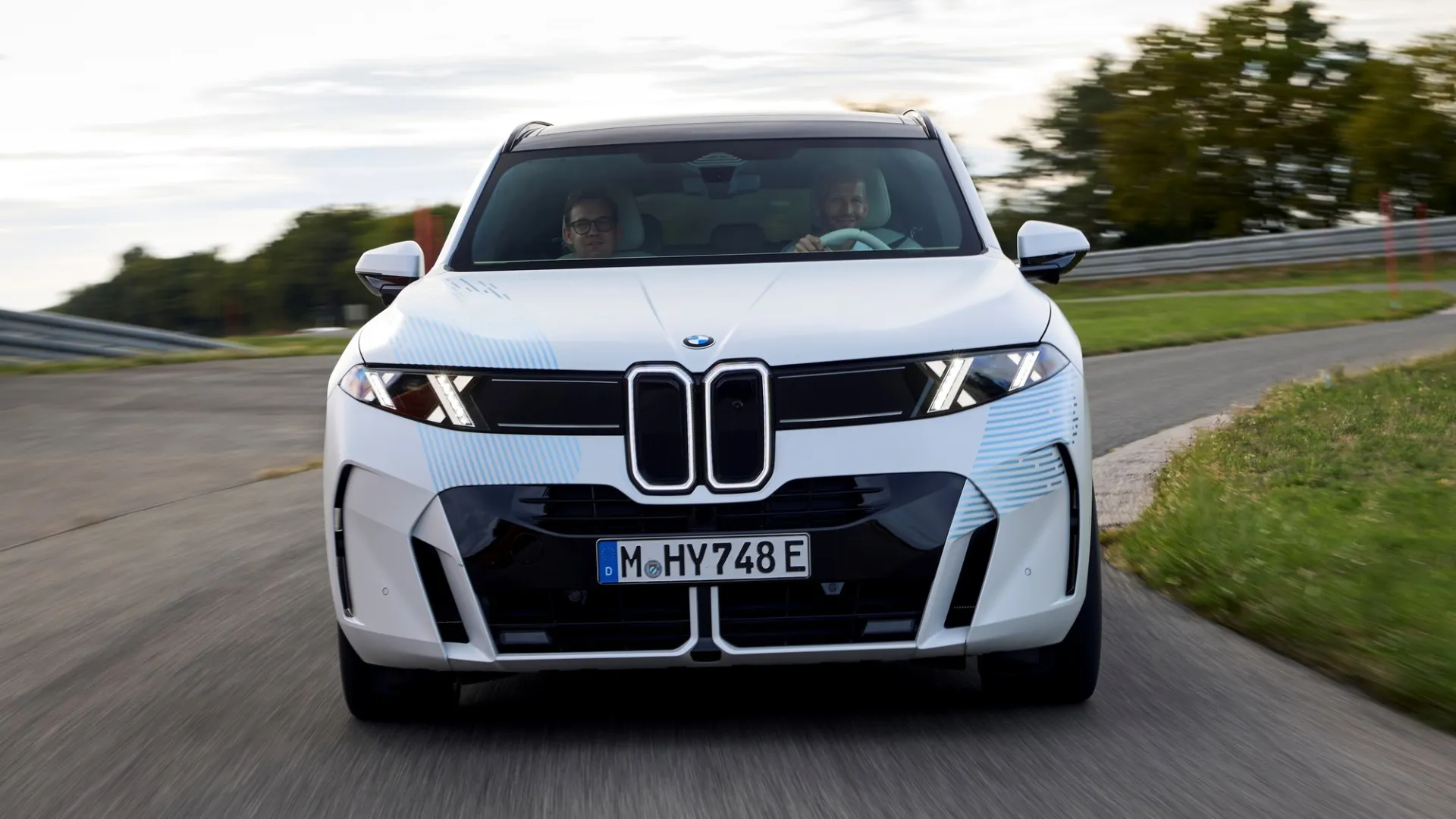 Vandeniliu varomas „BMW iX5 Hydrogen“ nusimetė kamufliažą: serijinis debiutas numatytas 2028 m.