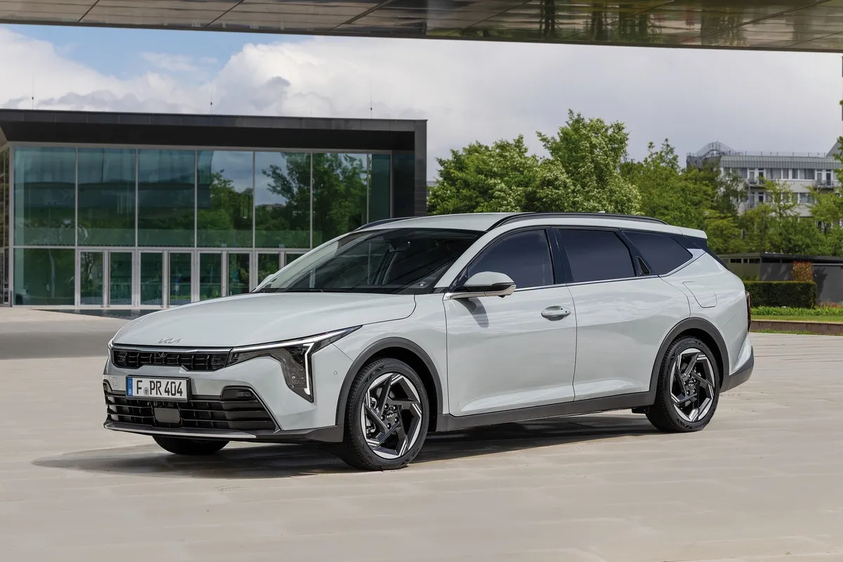 „Kia K4“ hibridų debiutas Europoje: hečbekas ir universalas gaus 154 AG jėgainę