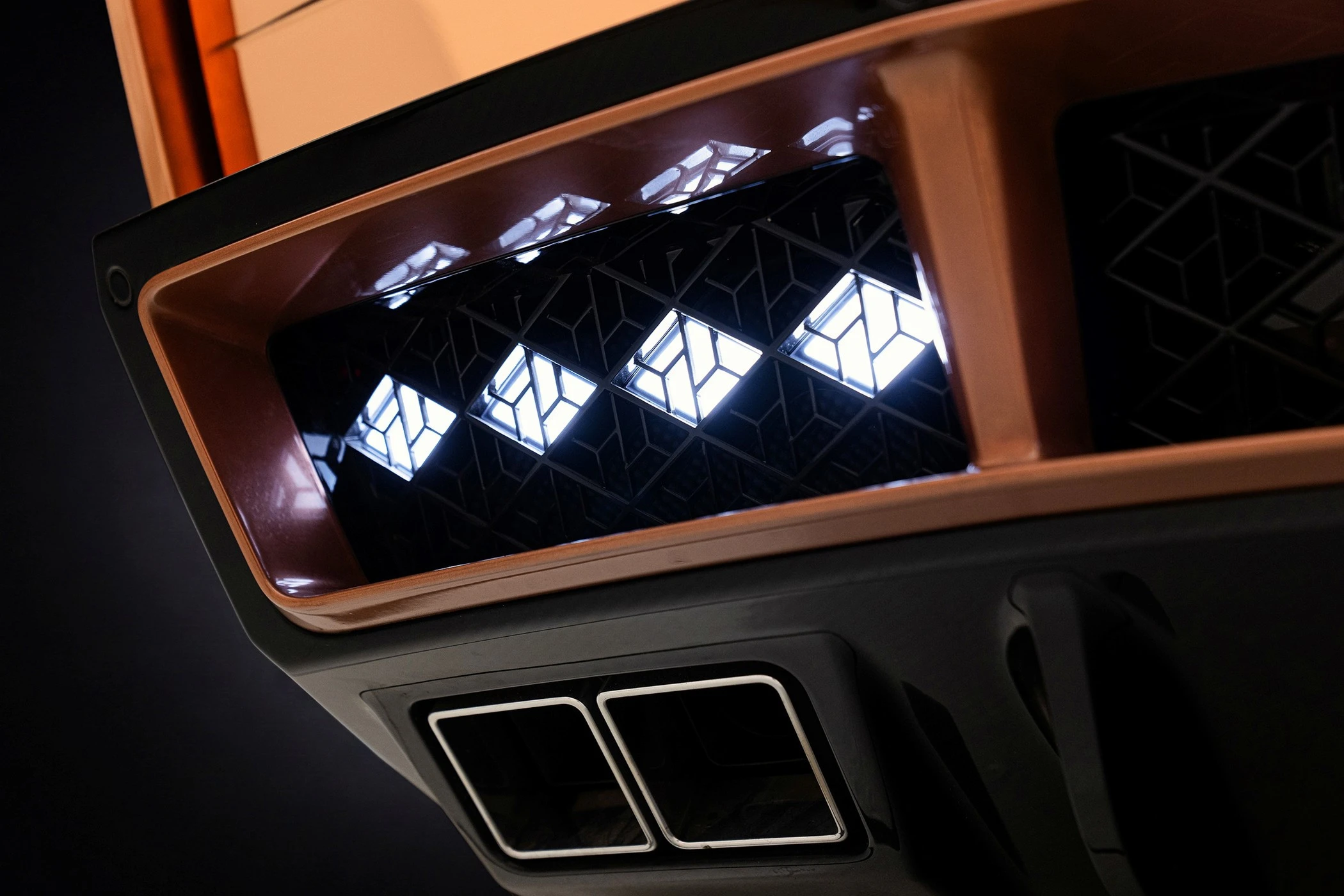 Vario spindesys ir 1970-ųjų dvasia: „GFG Style“ pristatė išskirtinį „Peralta D“ superautomobilįI