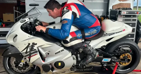 Talanas Skeels-Pigginsas perrašo istoriją: paralyžiuotas motociklininkas su „Suzuki Hayabusa“ pasiekė 322 km/val. greitį