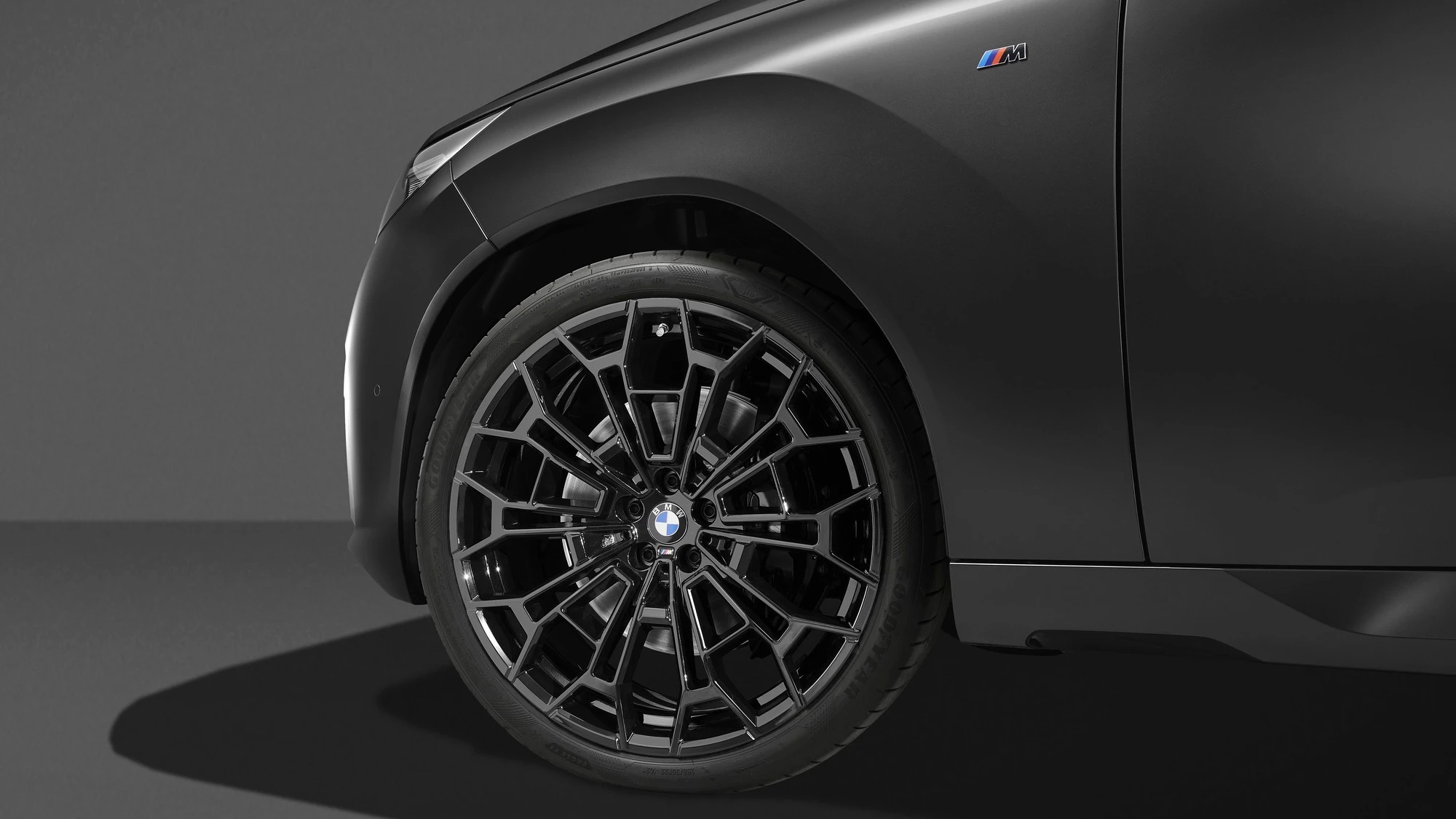 „BMW X3 M50 xDrive“ atsinaujina: daugiau galios ir agresyvus „Black Package“ stilius
