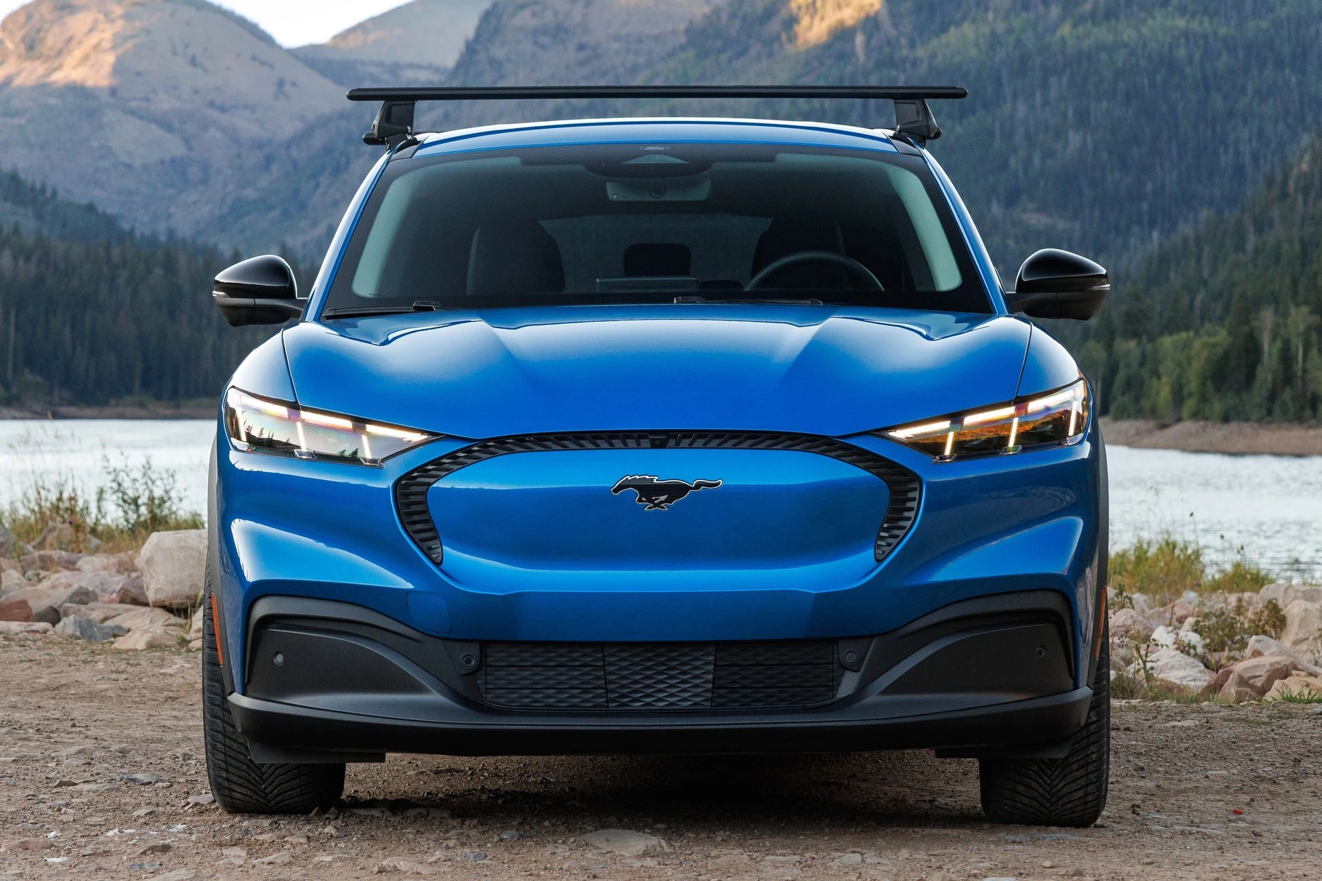 Atnaujintas „Ford Mustang Mach-E“ bando atsikovoti pirkėjus su padidinta baterija ir nauja „Trail“ versija