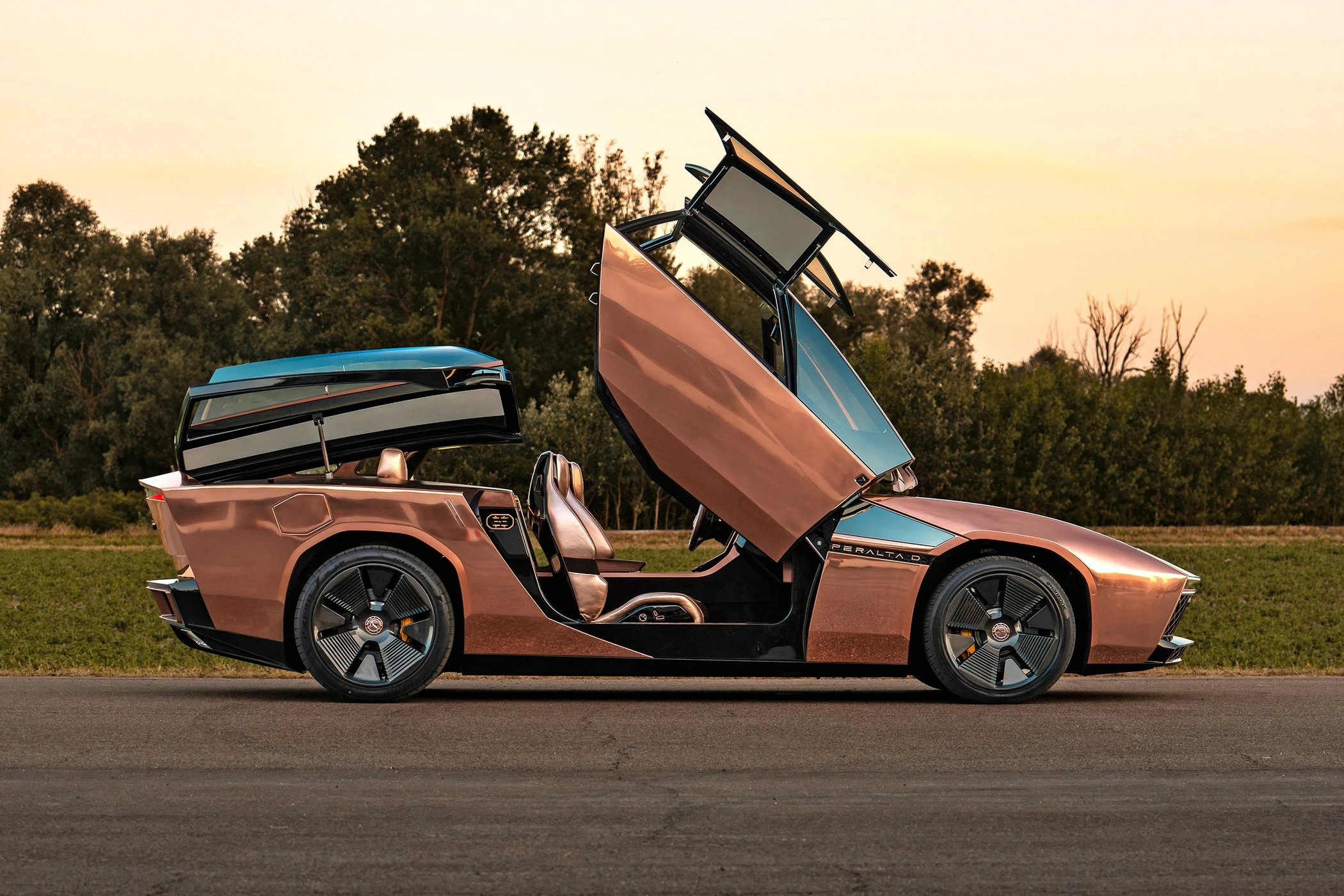 Vario spindesys ir 1970-ųjų dvasia: „GFG Style“ pristatė išskirtinį „Peralta D“ superautomobilįI