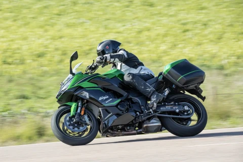 Paslaptingas anonsas: „Kawasaki“ ruošia naują keturių cilindrų „sport-touring“ modelį ir meta iššūkį „Honda“