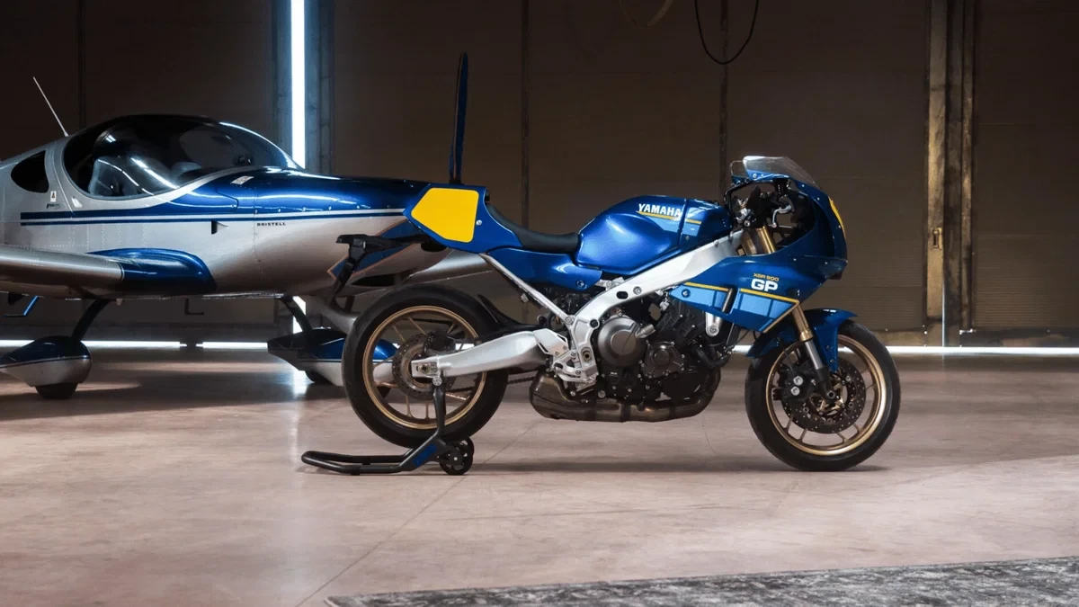 Duoklė aštuntojo dešimtmečio legendai: „Yamaha“ pristatė 2027 m. „XSR900 GP“ su išskirtine „Legend Blue“ apdaila