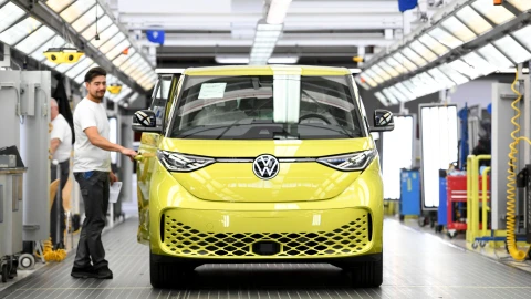 Teismas palaikė „Volkswagen“: darbuotojui skirta nuobauda už 3 minutėms sustabdytą surinkimo liniją