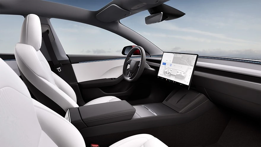 „Tesla Model 3“ evoliucija: dar daugiau galios „Performance“ versijai ir didesnis ekranas visiems
