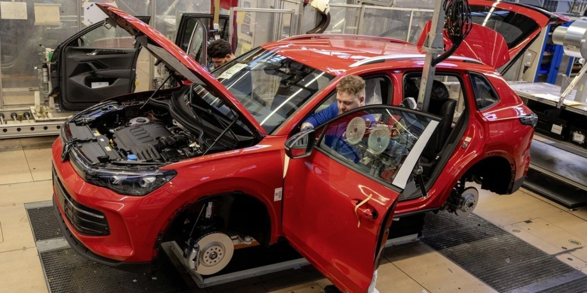 Griežtas „Volkswagen“ taupymo planas: siekiama iki 2030 m. įšaldyti 660 tūkst. darbuotojų atlyginimus