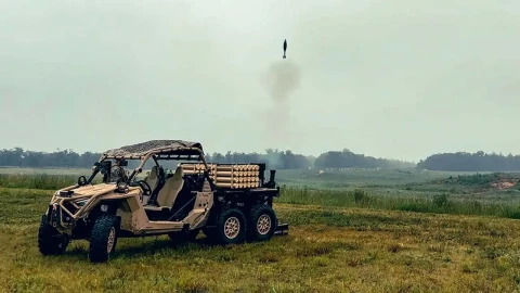 Kariškas atsakas iš „Polaris“: naujasis „MRZR Alpha 6x6“ UTV konceptas su papildomais ratais ir ginkluote
