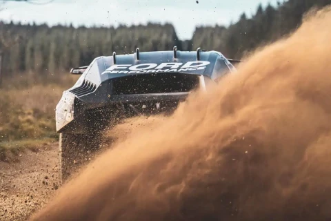 „Ford“ revoliucija Paryžiuje: atsisveikinimas su masiniais modeliais, autosporto genai ir nauja elektromobilių era