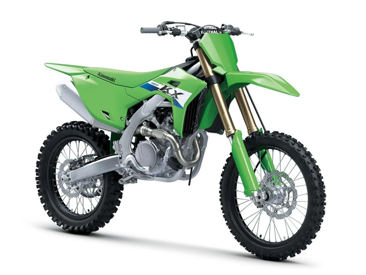 Naujos kartos bekelės etalonas: debiutuoja 2027 m. „Kawasaki KX450F“ ir ištvermės kovotojas „KX450FX“