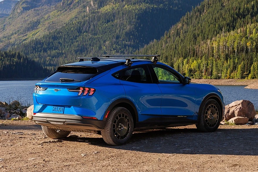 Atnaujintas „Ford Mustang Mach-E“ bando atsikovoti pirkėjus su padidinta baterija ir nauja „Trail“ versija
