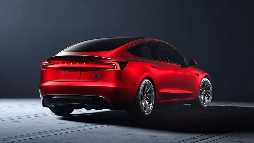 „Tesla Model 3“ evoliucija: dar daugiau galios „Performance“ versijai ir didesnis ekranas visiems