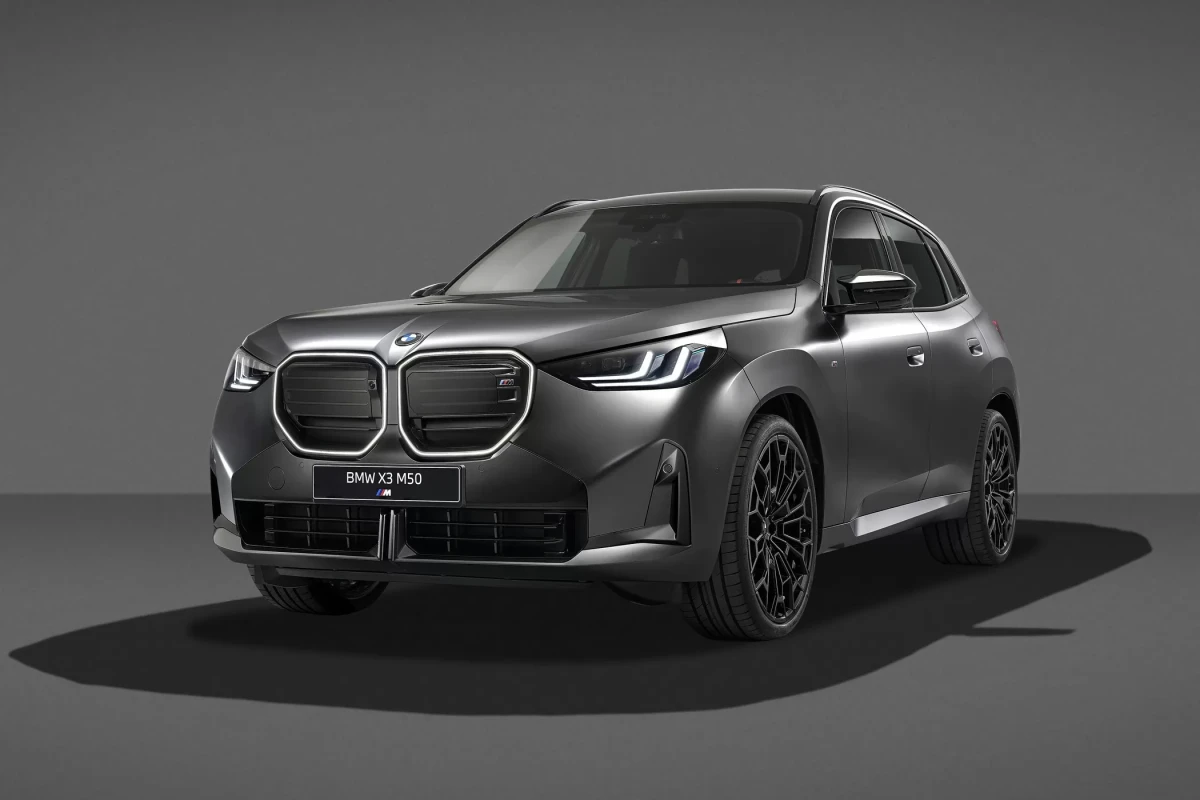 „BMW X3 M50 xDrive“ atsinaujina: daugiau galios ir agresyvus „Black Package“ stilius