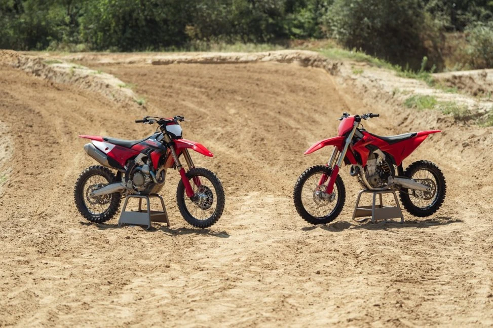 Itališki raumenys purvui: pristatyti 2027 metų „Ducati Desmo450 MX“ ir „MX Factory“ modeliai