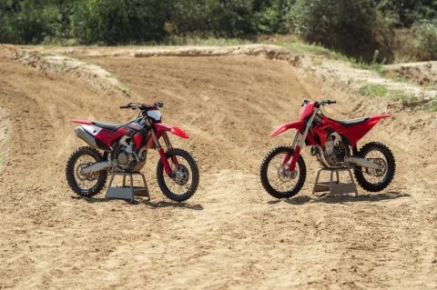 Itališki raumenys purvui: pristatyti 2027 metų „Ducati Desmo450 MX“ ir „MX Factory“ modeliai