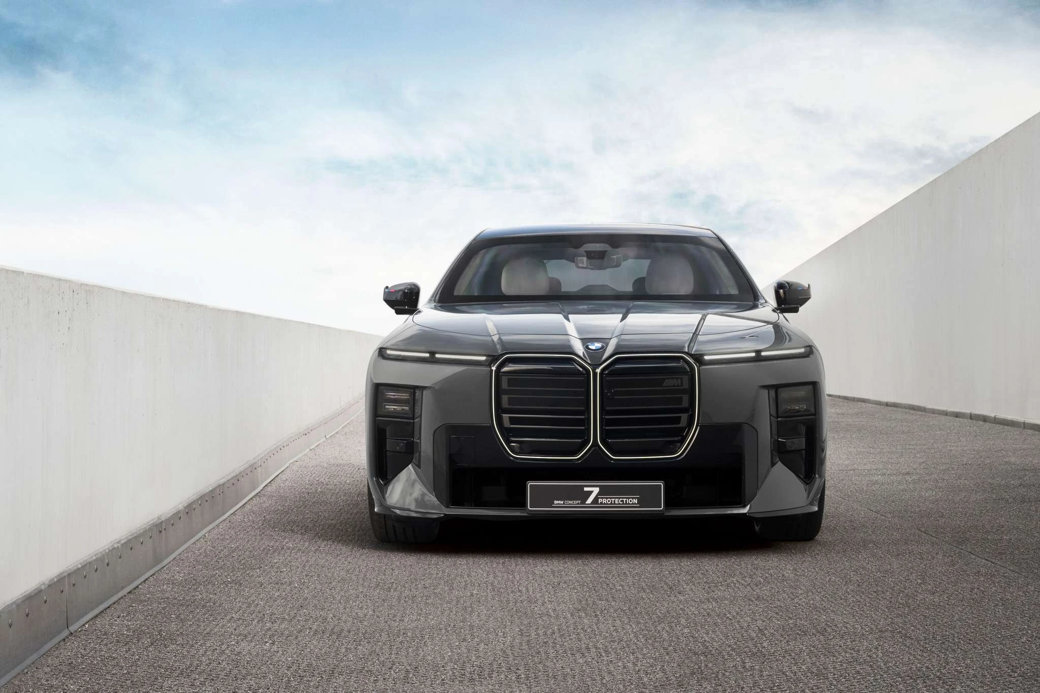 Diskretiška prabanga ir apsauga nuo ginklų: pristatytas šarvuotas sedanas „BMW Concept 7 Protection“