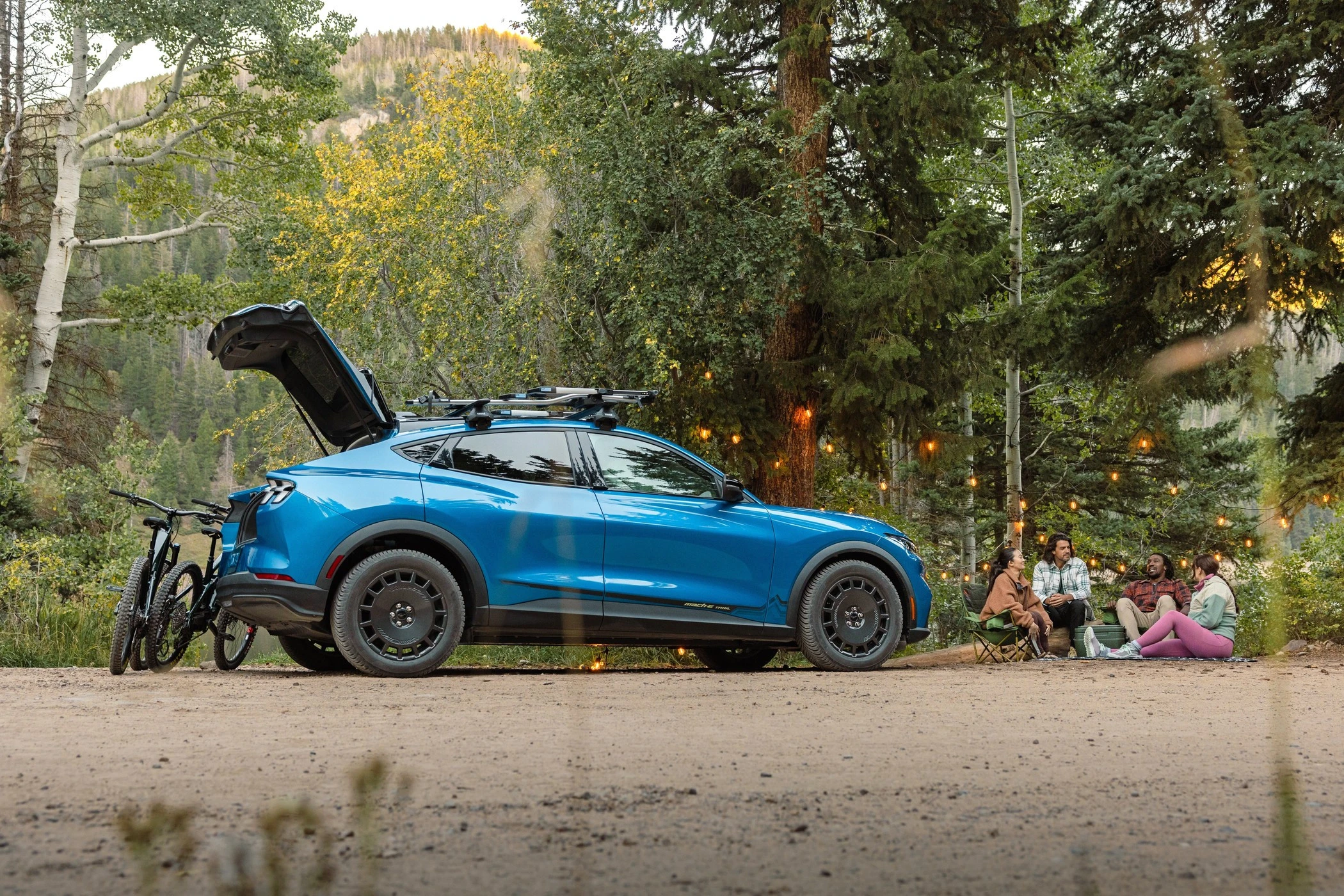 Atnaujintas „Ford Mustang Mach-E“ bando atsikovoti pirkėjus su padidinta baterija ir nauja „Trail“ versija