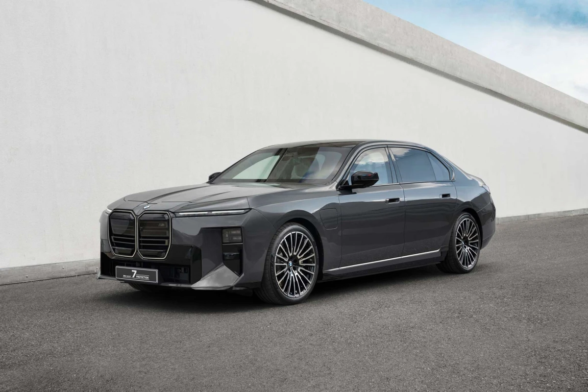 Diskretiška prabanga ir apsauga nuo ginklų: pristatytas šarvuotas sedanas „BMW Concept 7 Protection“