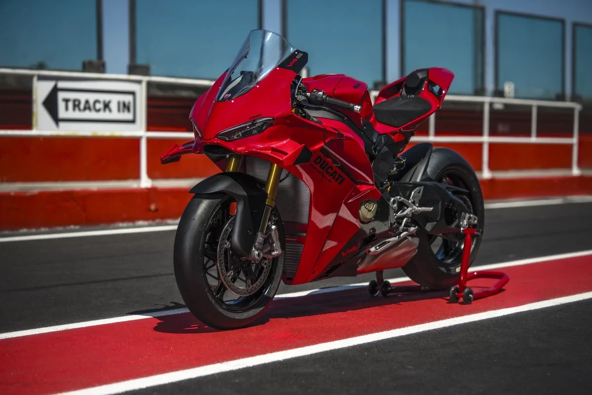Borgo Panigale inžinerijos viršūnė: pristatyti atnaujinti 2027 m. „Ducati Panigale V4“ ir „V4 S“