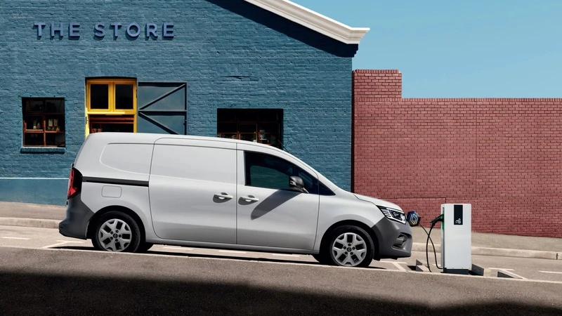 „Renault“ pristatė iš esmės atnaujintas elektrines „Kangoo“ versijas: daugiau galios ir kilometrų