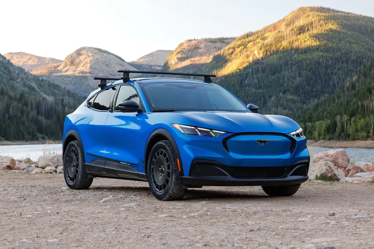 Atnaujintas „Ford Mustang Mach-E“ bando atsikovoti pirkėjus su padidinta baterija ir nauja „Trail“ versija