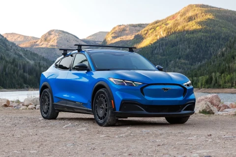 Atnaujintas „Ford Mustang Mach-E“ bando atsikovoti pirkėjus su padidinta baterija ir nauja „Trail“ versija