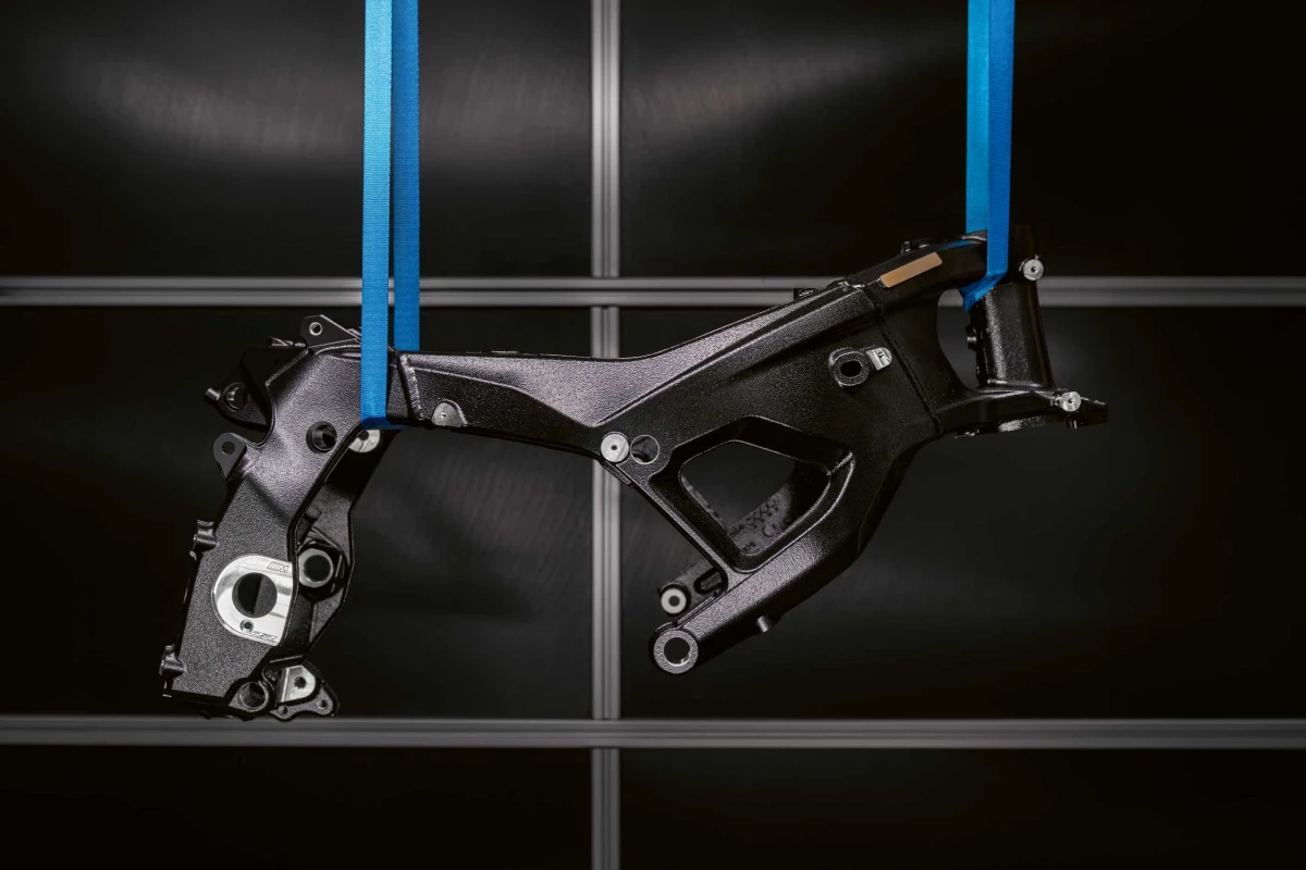 Tiesiai iš lenktynių trasos į gatves: „BMW Motorrad“ pristato naujos kartos „M Motorsport“ rėmą