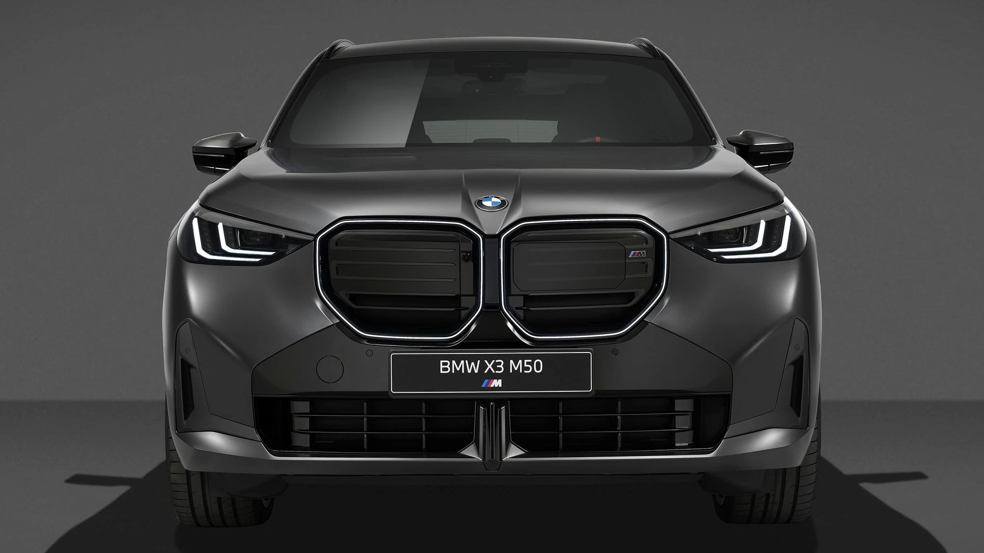 „BMW X3 M50 xDrive“ atsinaujina: daugiau galios ir agresyvus „Black Package“ stilius