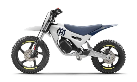 Ateities čempionams: „Husqvarna“ pristato 2027 metų vaikišką elektrinį motokroso motociklą „EE 2.12“