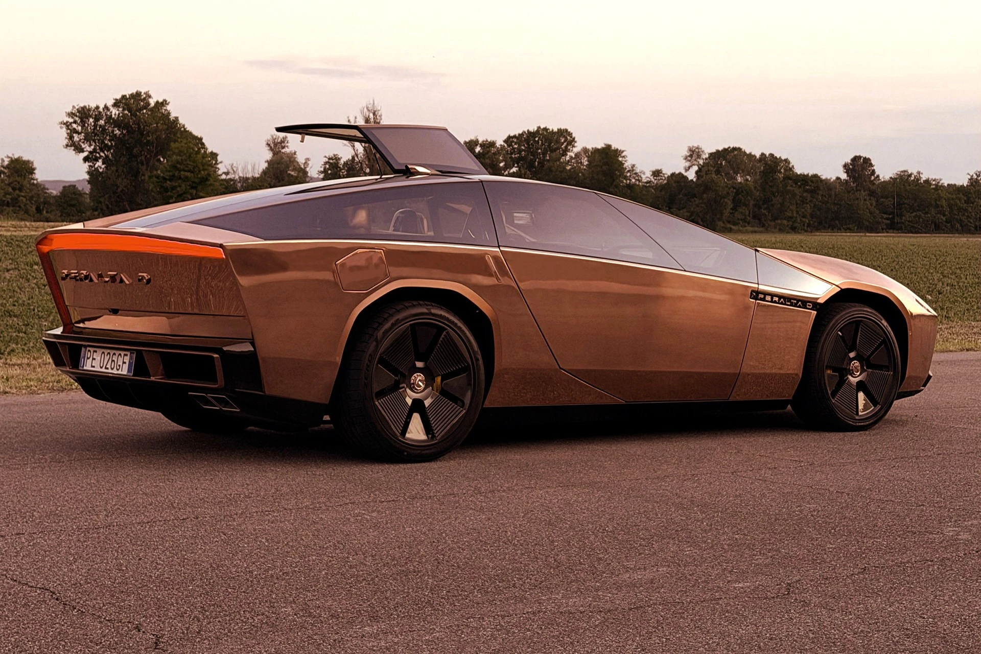 Vario spindesys ir 1970-ųjų dvasia: „GFG Style“ pristatė išskirtinį „Peralta D“ superautomobilįI