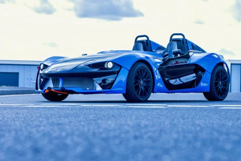 Britų lengvasvorių sportinių automobilių atgimimas: pristatyti 2027 m. „Zenos E10 rZ“ ir „E10 r2“ modeliai