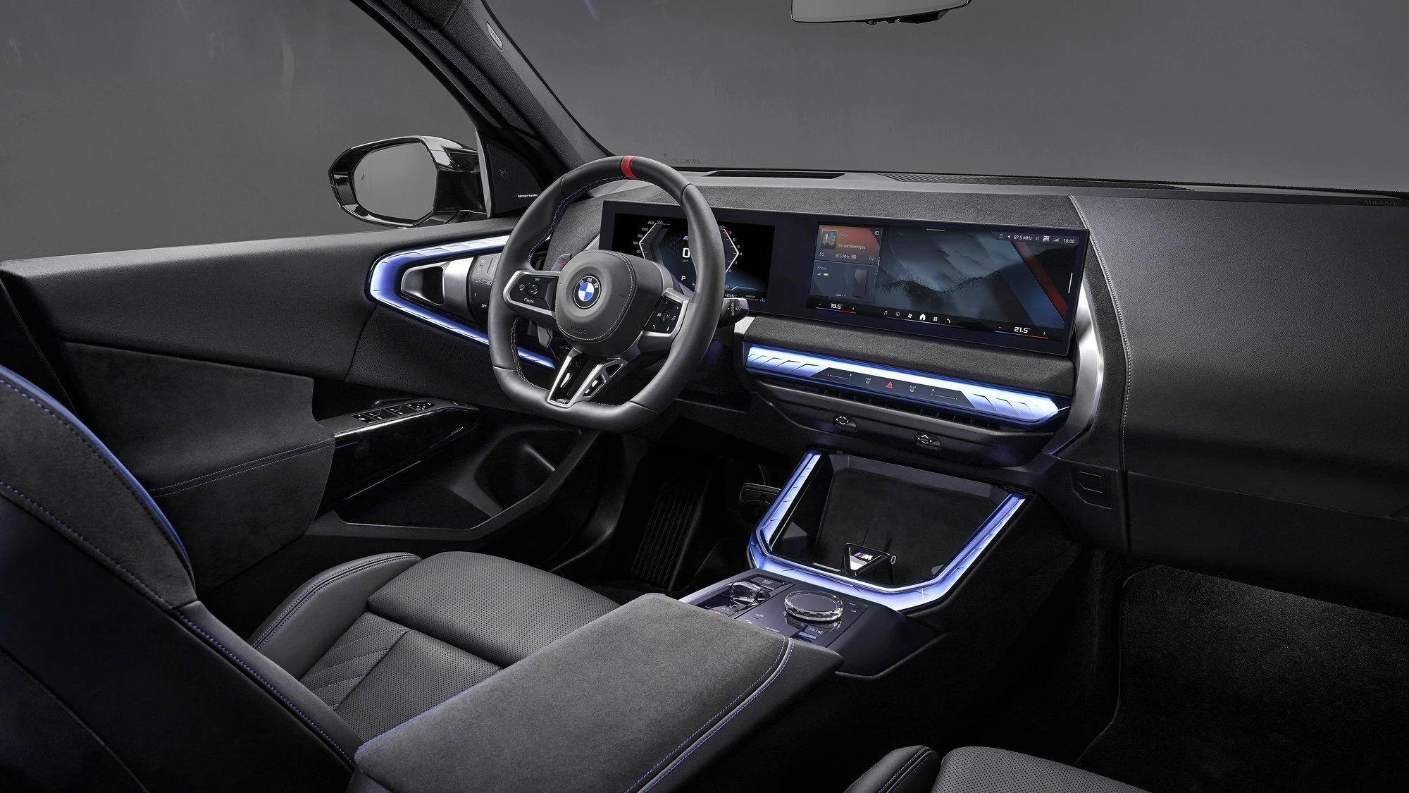 „BMW X3 M50 xDrive“ atsinaujina: daugiau galios ir agresyvus „Black Package“ stilius
