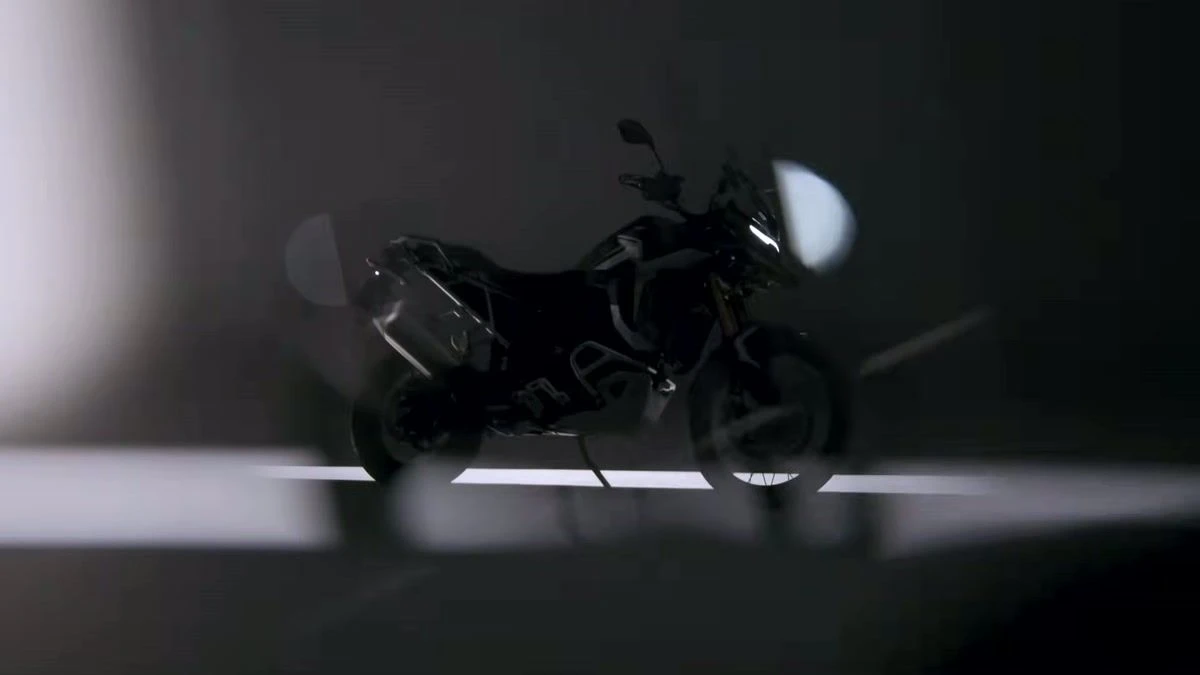 Intrigos kulminacija: „Triumph“ anonsuoja net keturių naujų 2027 m. modelių premjerą, tarp kurių – ilgai lauktas „Bonneville 400“