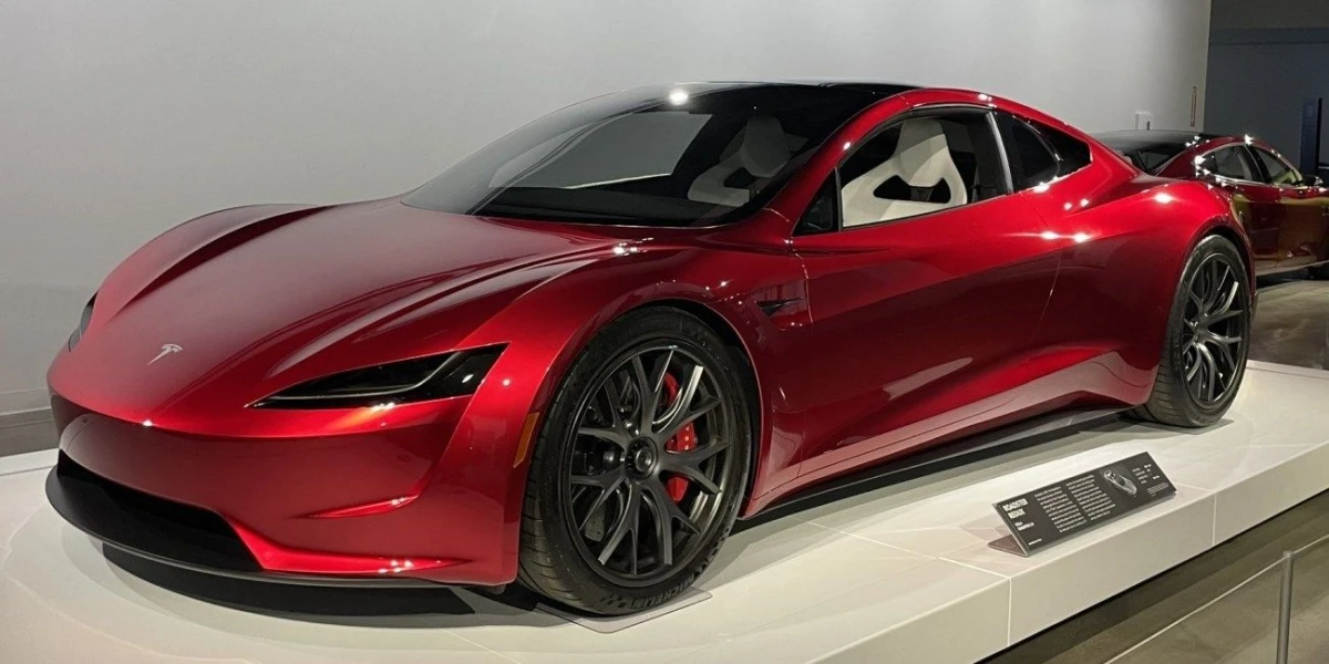 „Tesla“ užpatentavo ekstremalią aerodinamikos sistemą: elektromobilį prie kelio spaus po dugnu sumontuoti ventiliatoriai