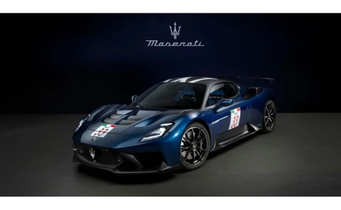 Dvi italų automobilių sporto ikonos viename: „Maserati“ sujungė MC12 paveldą su moderniuoju „GT2 Stradale“