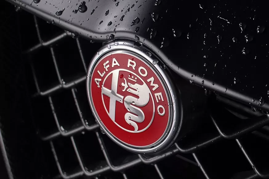 Itališka aistra sugrįžta: „Alfa Romeo“ Paryžiuje atidengs paslaptingą koncepcinį modelį „Cuorerosso“