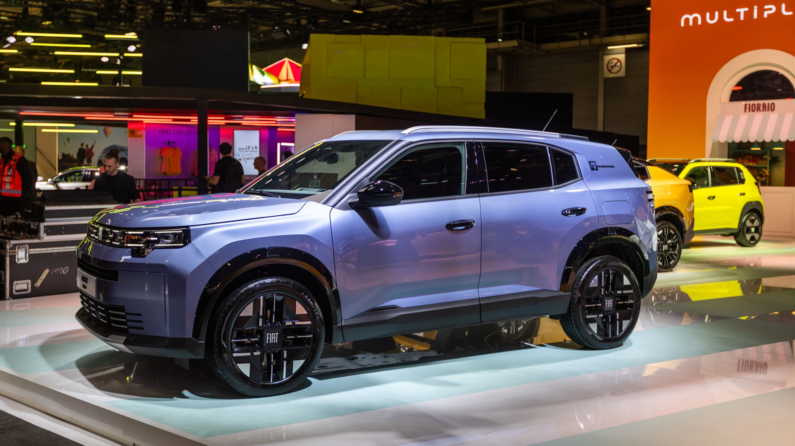 „Fiat“ Paryžiuje atkuria itališkos aikštės dvasią: nuo naujųjų „Grizzly“ šeimos modelių iki unikalaus 3-in-1 koncepto