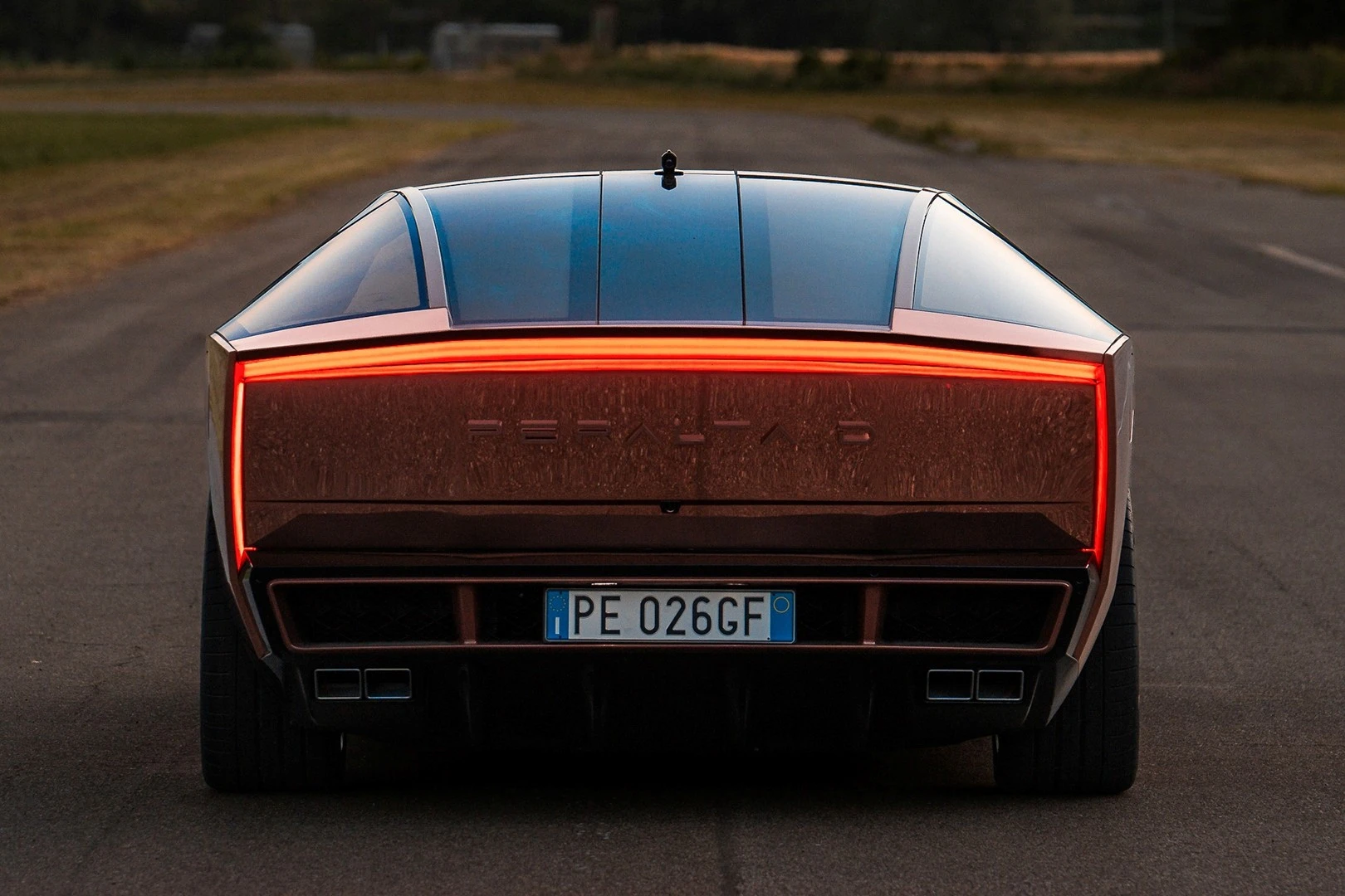Vario spindesys ir 1970-ųjų dvasia: „GFG Style“ pristatė išskirtinį „Peralta D“ superautomobilįI