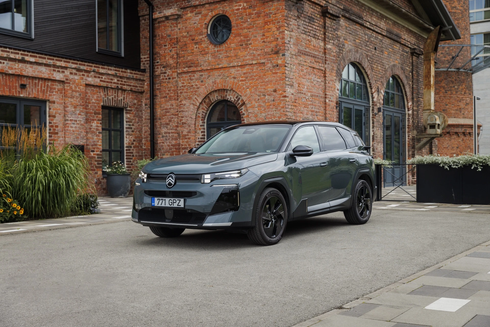 „Lietuvos metų automobilis 2027“: pirmieji dalyviai – nuo elektrinės „Micra“ iki 315 kW galios septynviečio