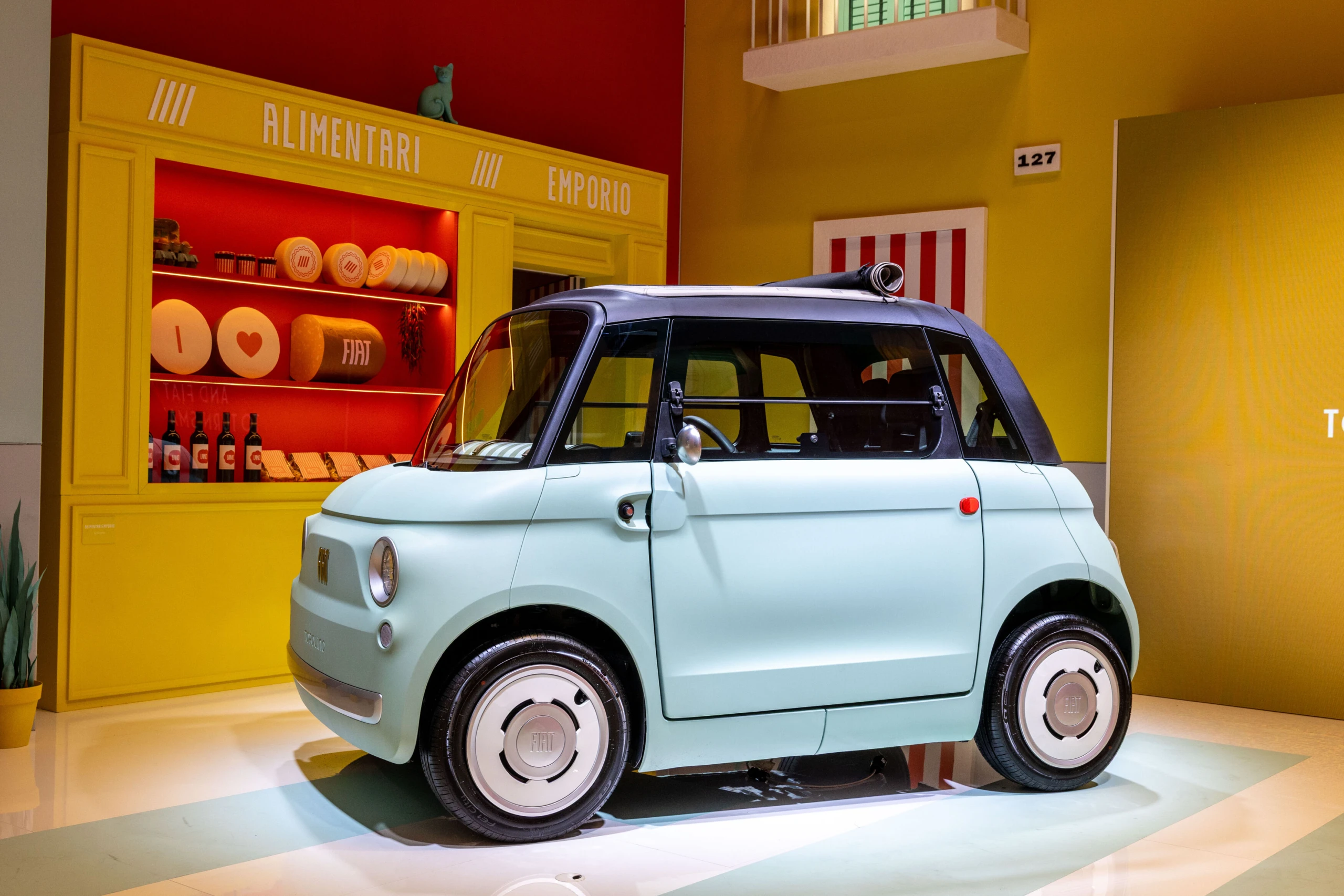 „Fiat“ Paryžiuje atkuria itališkos aikštės dvasią: nuo naujųjų „Grizzly“ šeimos modelių iki unikalaus 3-in-1 koncepto