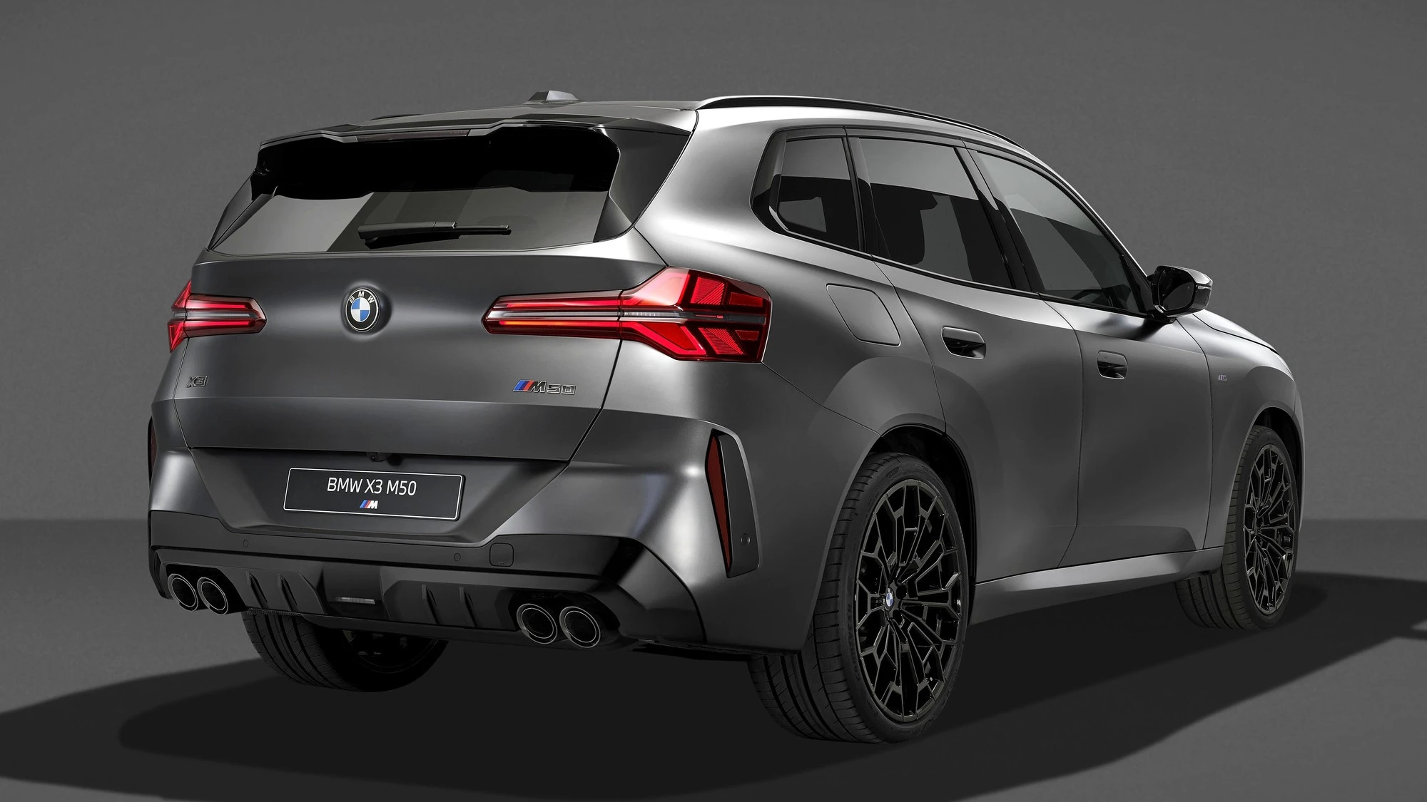 „BMW X3 M50 xDrive“ atsinaujina: daugiau galios ir agresyvus „Black Package“ stilius