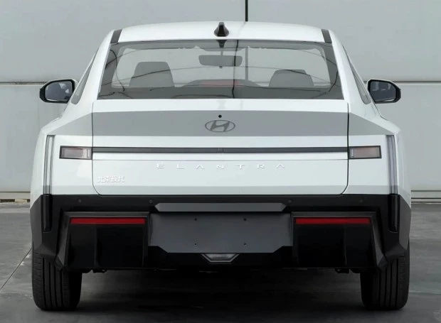 Aštrus „Art of Steel“ dizainas ir dirbtinis intelektas: nutekėjo naujos kartos „Hyundai Elantra“ detalės