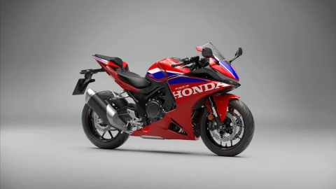 Keturių cilindrų magija sugrįžta: oficialiai pristatytas naujasis „Honda CBR500R Four“