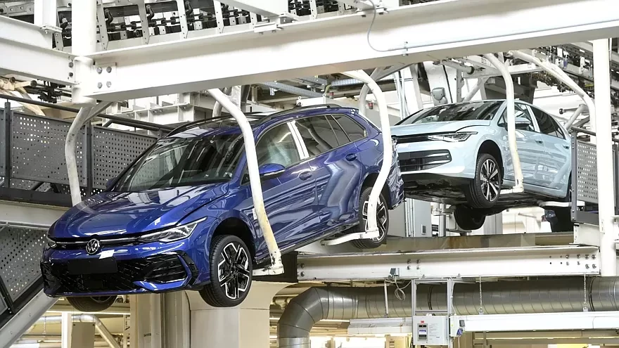 Finansinė krizė Volfsburge: „Volkswagen“ neribotam laikui įšaldė devintosios kartos elektrinio „Golf“ kūrimą