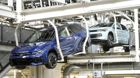 Finansinė krizė Volfsburge: „Volkswagen“ neribotam laikui įšaldė devintosios kartos elektrinio „Golf“ kūrimą