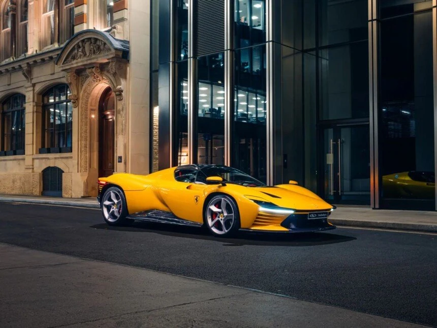 Kolekcininkų svajonė: spaudai skirtas „Ferrari Daytona SP3“ gali būti parduotas už 12,5 mln. JAV dolerių