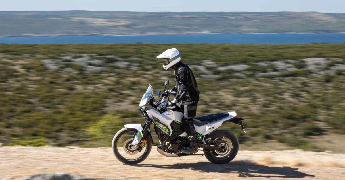 „Kawasaki KLE 650“ sugrįžimas: ar japonai meta pirštinę „Ténéré 700“ ir „Transalp“?